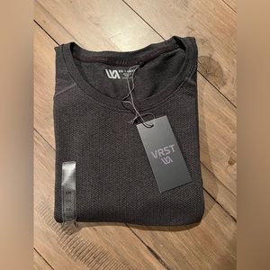 VRST brand mens short sleeve seamless short sleeve shirt in charcoal gray. NWT